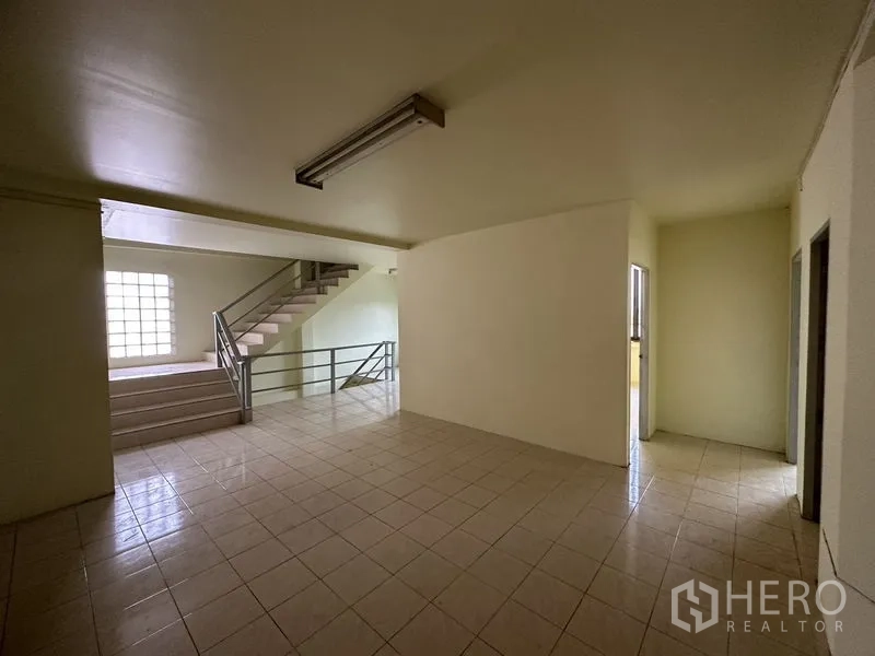 工厂 出租在Bang Bua Thong, Nonthaburi - 铺砖办公楼层，带楼梯与玻璃砖采光窗