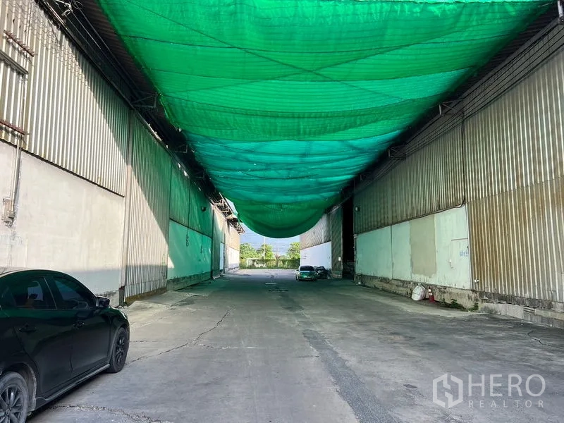 คลังสินค้า ให้เช่าในBang Sao Thong, Samut Prakan - ทางสัญจรระหว่างอาคารโกดังคลุมแสลนสีเขียว เหมาะสำหรับรถบรรทุกเข้าออก