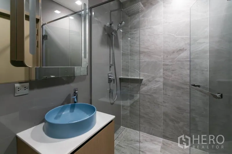 คอนโด ให้เช่าในWatthana, Bangkok - ห้องน้ำสมัยใหม่ ฝักบัวกระจก ฝักบัวเรนชาวเวอร์ และอ่างล้างหน้าทรงถังสีฟ้า