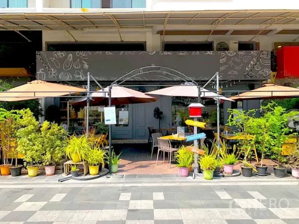 พื้นที่ขายปลีก ให้เช่าในWatthana, Bangkok - ด้านหน้าพื้นที่ค้าปลีกพร้อมที่นั่งกลางแจ้ง ร่มสนาม และกระถางต้นไม้เขียวขจี