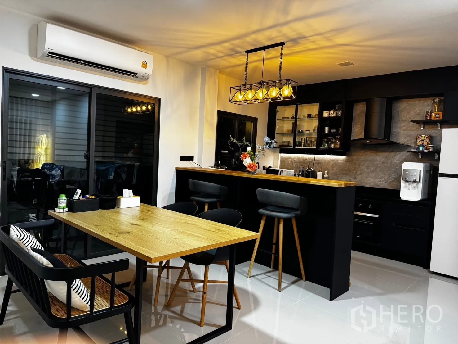 Townhouse for rent in Bang Phli, Samut Prakan - Open-plan dining area with breakfast bar, pendant lighting, and sliding doors.