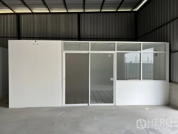 货栈 出租在Lat Krabang, Bangkok - 仓库内玻璃门办公室，带窗与推拉门