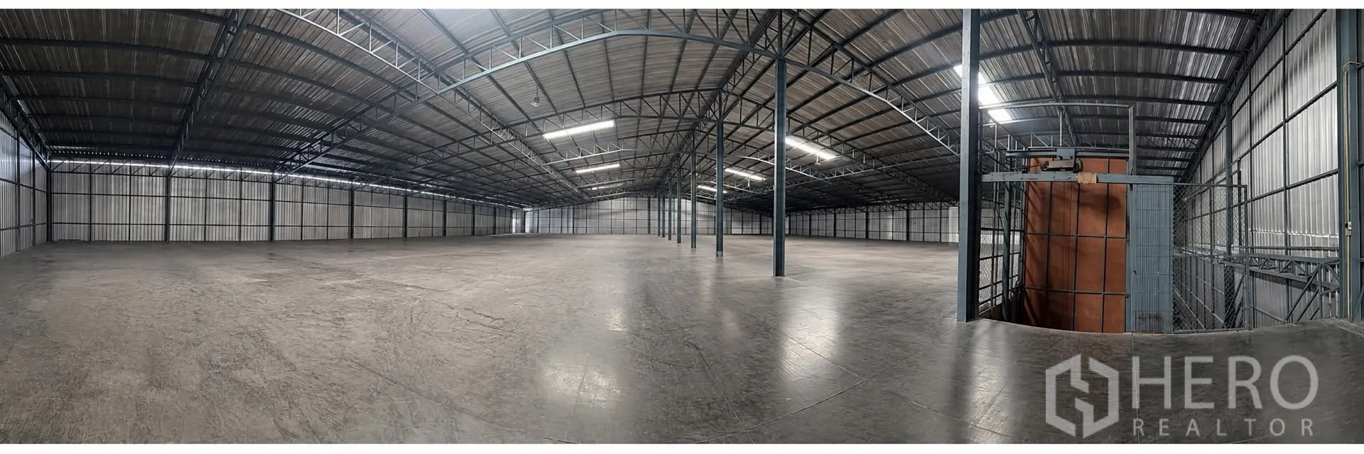仓库 for rent in Bang Khun Thian, Bangkok - 仓库内部空间开阔，钢结构屋顶与平整的混凝土地面