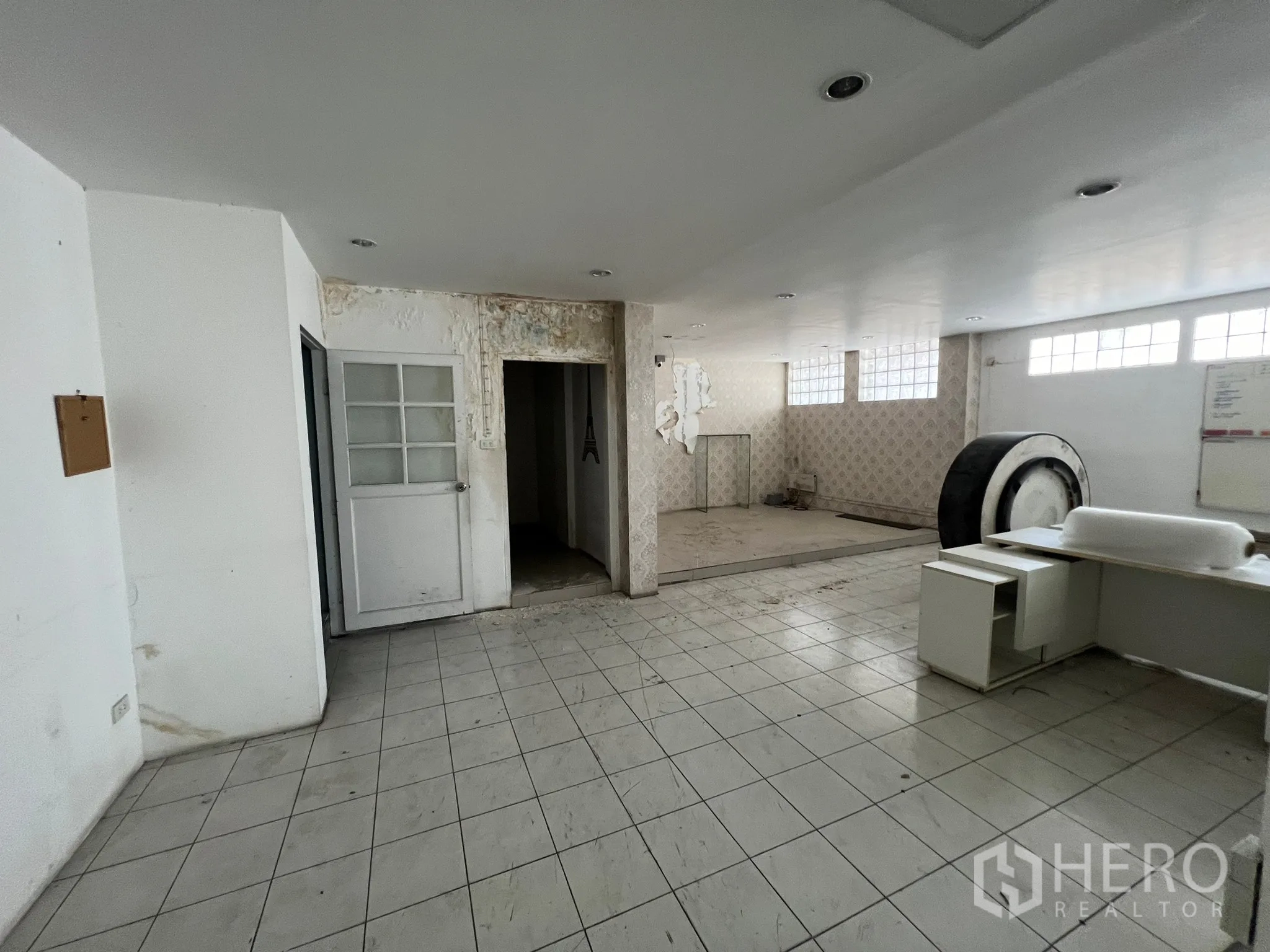 อาคารพาณิชย์ ให้เช่าในKhlong Toei, Bangkok - พื้นที่ทำงานขนาดใหญ่ พื้นกระเบื้อง ห้องเก็บของ และผนังปูน