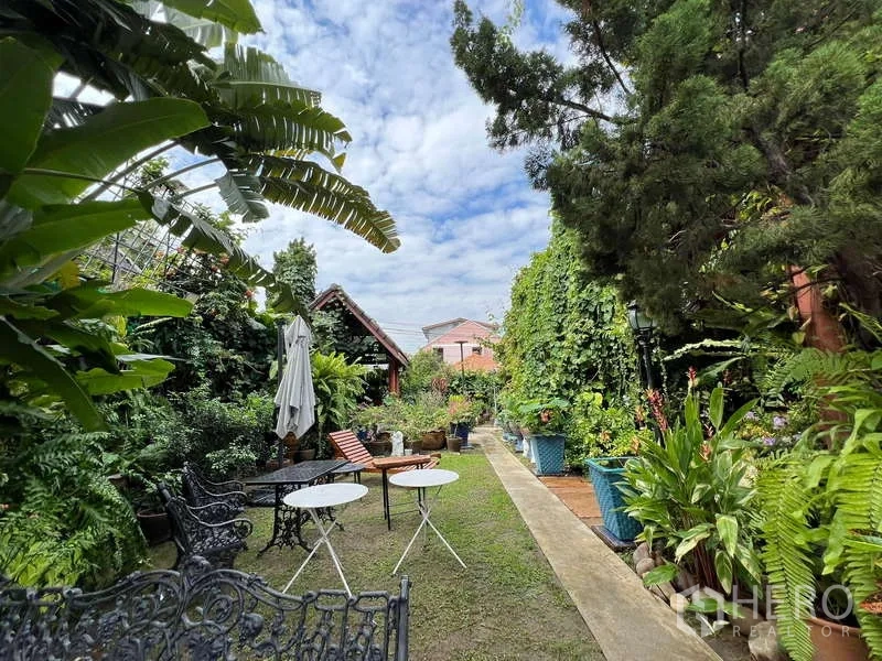 Detached House for rent in Chatuchak, Bangkok - Lush landscaped garden with pathway, seating and mature trees.