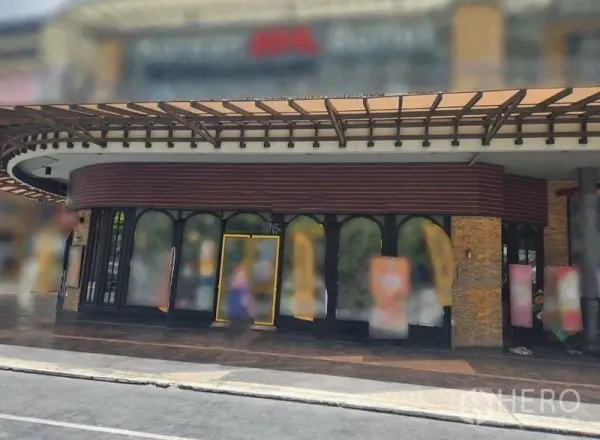 零售空间 出租在Khlong Toei, Bangkok - 空堤区临街商铺外观，设弧形雨棚、拱形落地玻璃与砖柱，并有有盖人行道。