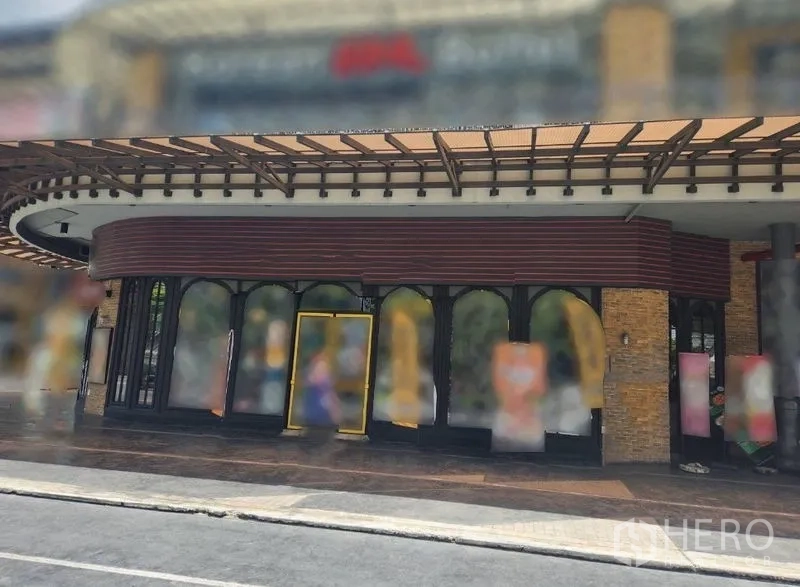 พื้นที่ขายปลีก ให้เช่าในKhlong Toei, Bangkok - พื้นที่ร้านค้าติดถนนในคลองเตย หลังคาโค้ง หน้าต่างกระจกโค้ง เสาอิฐ และทางเดินมีหลังคา