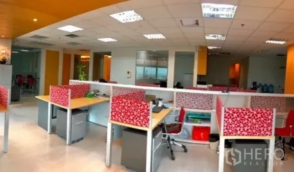 สำนักงาน ให้เช่าในBang Na, Bangkok - พื้นที่ทำงานแบบเปิด มีพาร์ทิชันกั้นโต๊ะทำงาน ฝ้าทีบาร์ และโทนไม้อ่อน