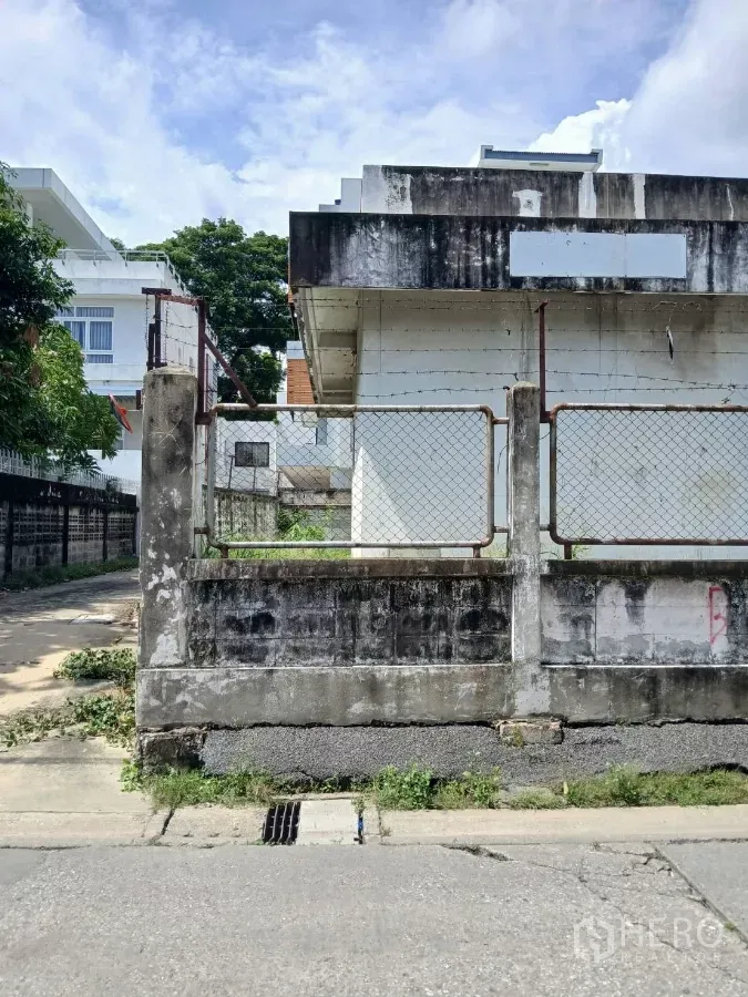 Retail Space for rent in Phra Khanong, Bangkok - Street-facing gated single-storey commercial building with chain-link fence in Phra Khanong.