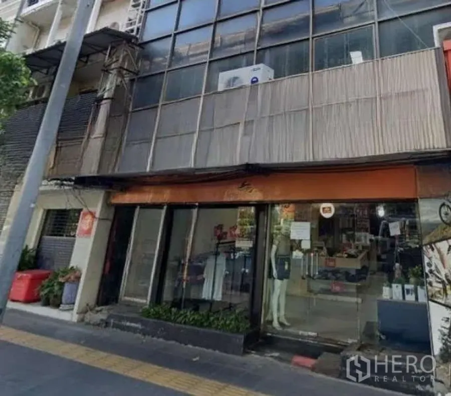 พื้นที่ขายปลีก ให้เช่าในKhlong Toei, Bangkok - หน้าร้านค้าระดับถนน กระจกบานกว้างและป้าย บรรยากาศคนเดินพลุกพล่านในกรุงเทพฯ
