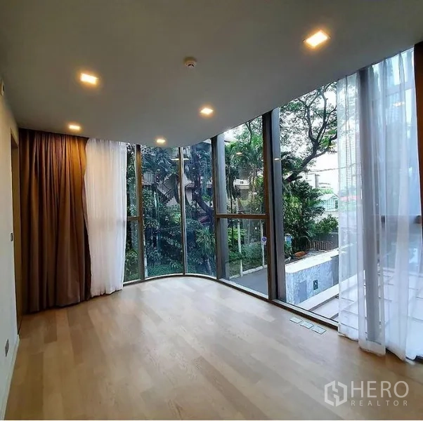 คอนโด ให้เช่าหรือขายในWatthana, Bangkok - ห้องมุมกระจกสูงจรดเพดานรับแสงธรรมชาติ มองเห็นวิวต้นไม้เขียว