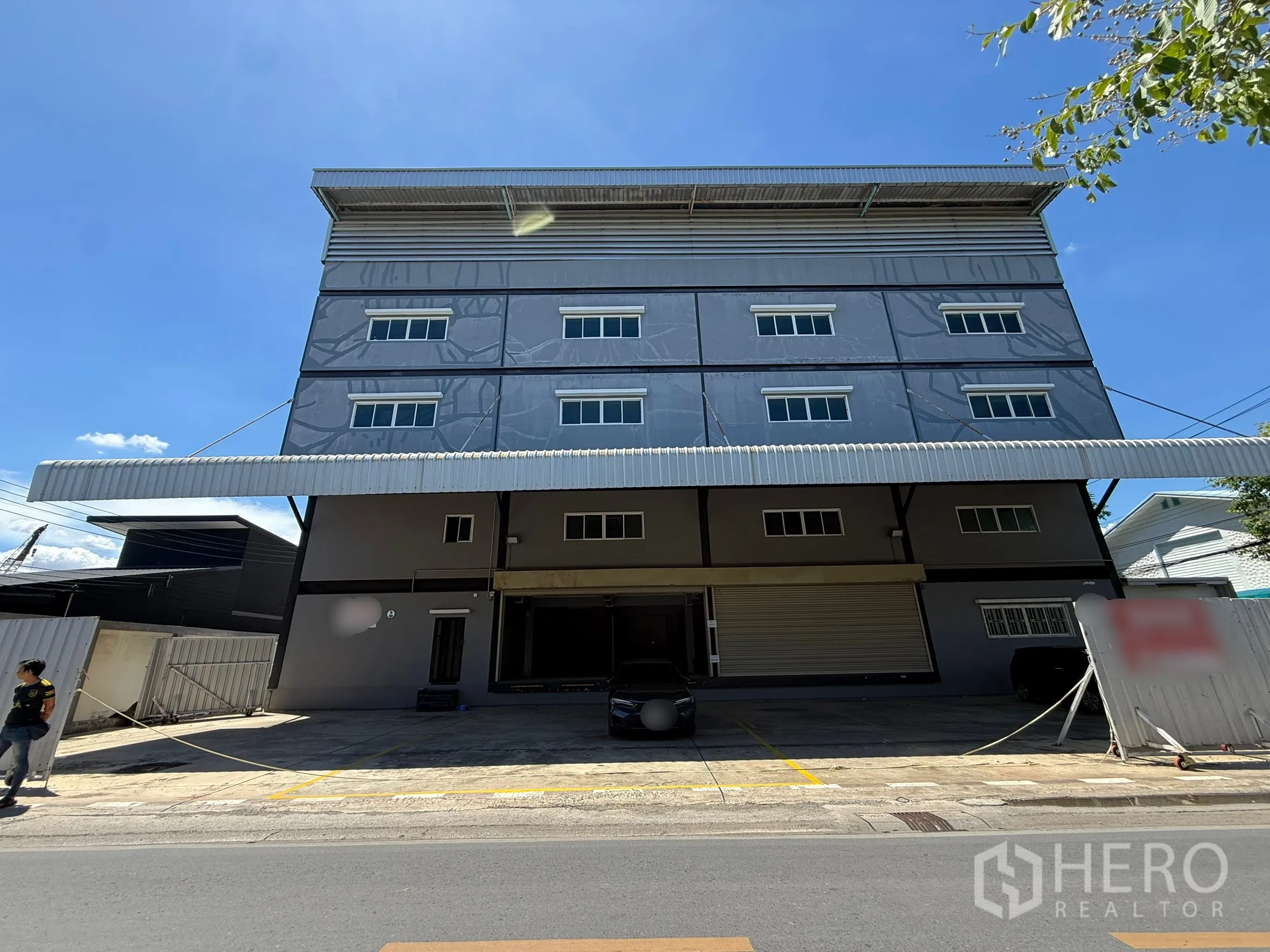 Warehouse for rent in Bueng Kum, Bangkok - Multi-storey warehouse facade with wide canopy and street frontage.
