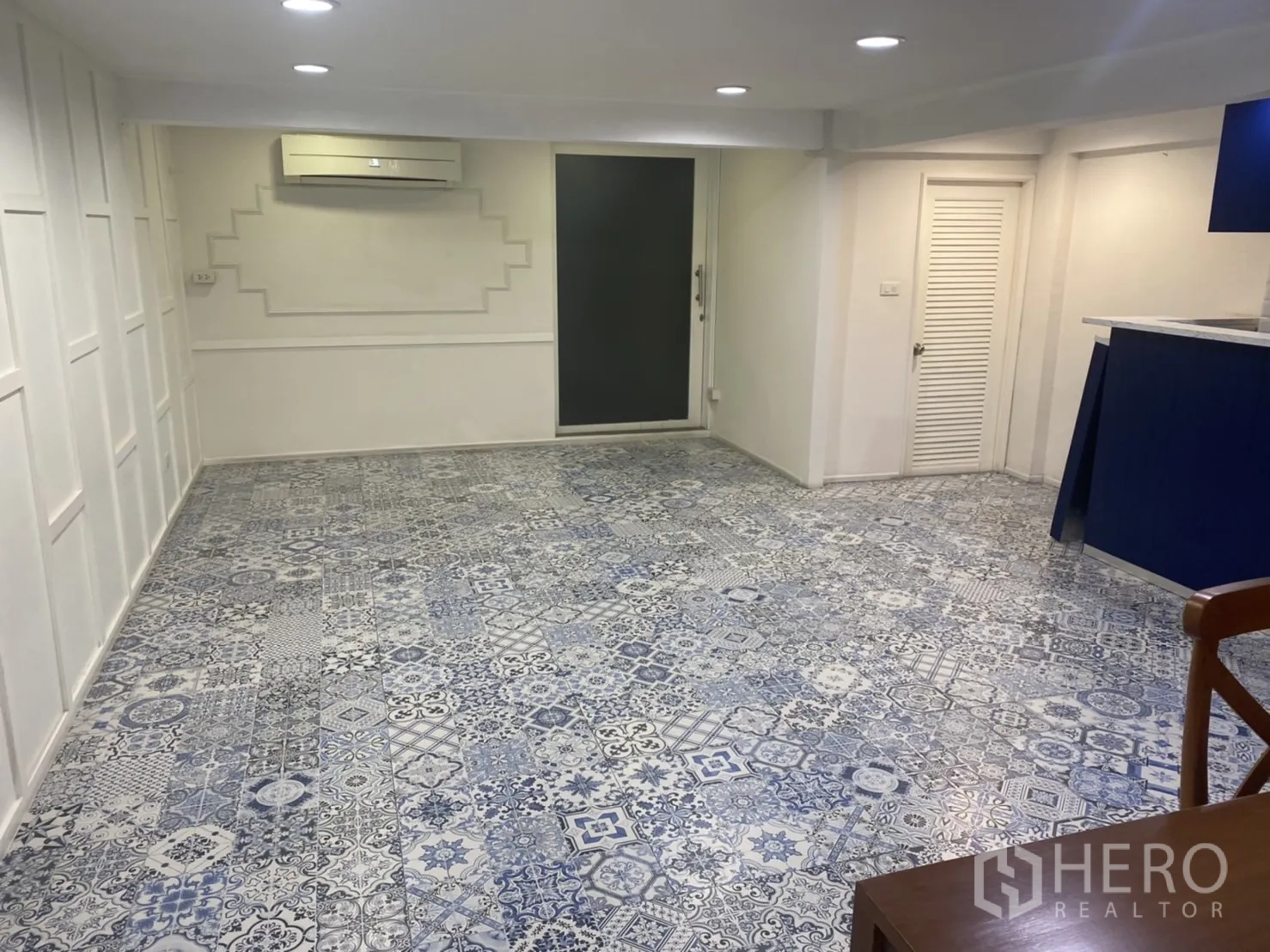 零售空间 出租在Bang Rak, Bangkok - 宽敞营业区，配空调、花纹地砖，近后门与蓝色吧台。