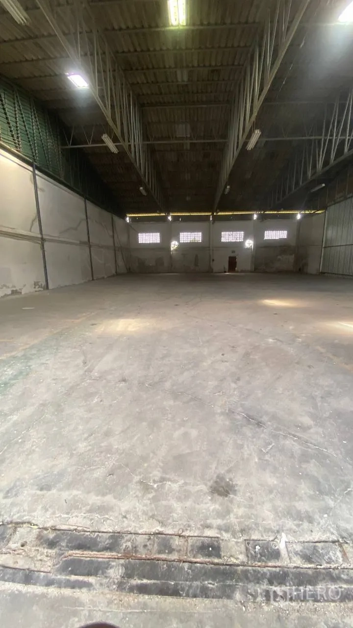 Factory for rent in Bang Phli, Samut Prakan - Expansive production space with tall roof and ventilation blocks along the wall.