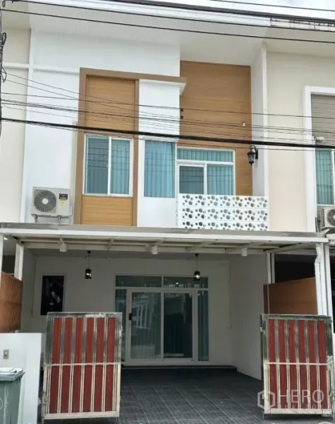 ทาวน์เฮาส์ ให้เช่าในBang Phli, Samut Prakan - ทาวน์โฮมสองชั้นสไตล์โมเดิร์น พร้อมที่จอดรถในร่มและระเบียง โครงการคาซ่าซิตี้ บางนา