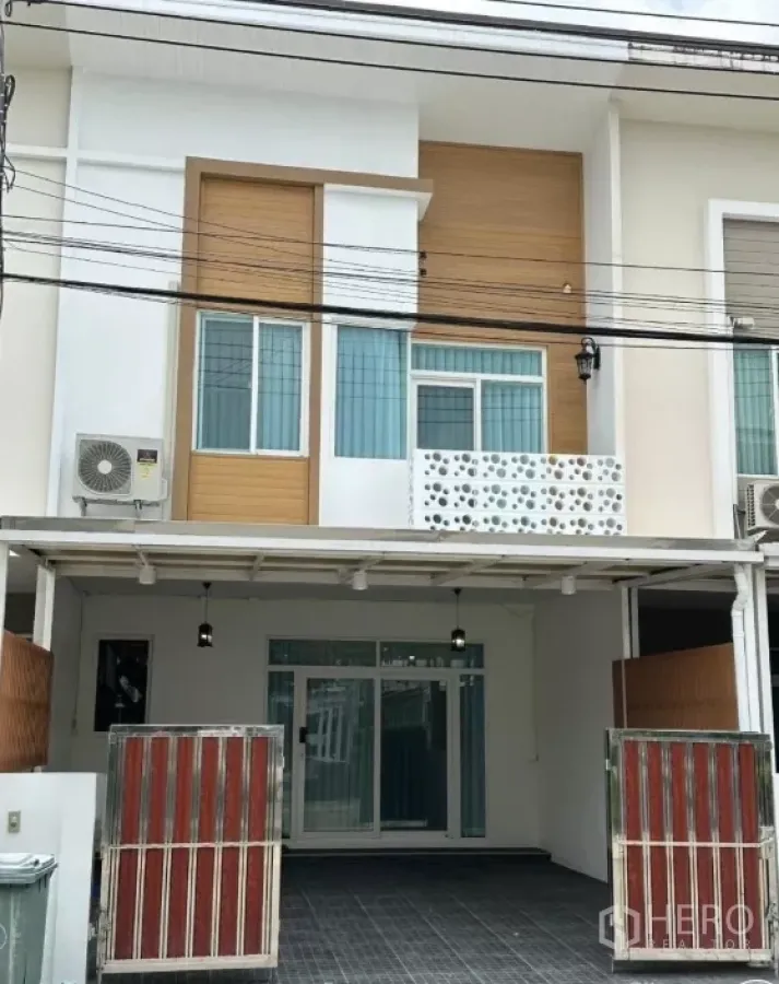 ทาวน์เฮาส์ ให้เช่าในBang Phli, Samut Prakan - ทาวน์โฮมสองชั้นสไตล์โมเดิร์น พร้อมที่จอดรถในร่มและระเบียง โครงการคาซ่าซิตี้ บางนา