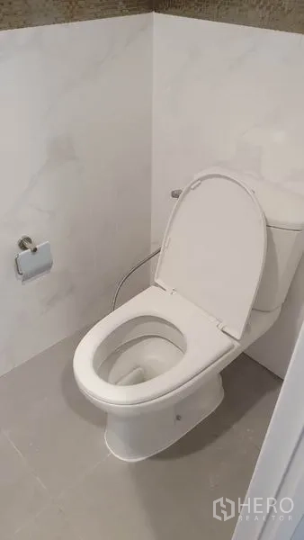 สำนักงานที่บ้าน ให้เช่าในSuan Luang, Bangkok - ห้องน้ำแขกพร้อมโถสุขภัณฑ์และผนังกระเบื้องโมเสก