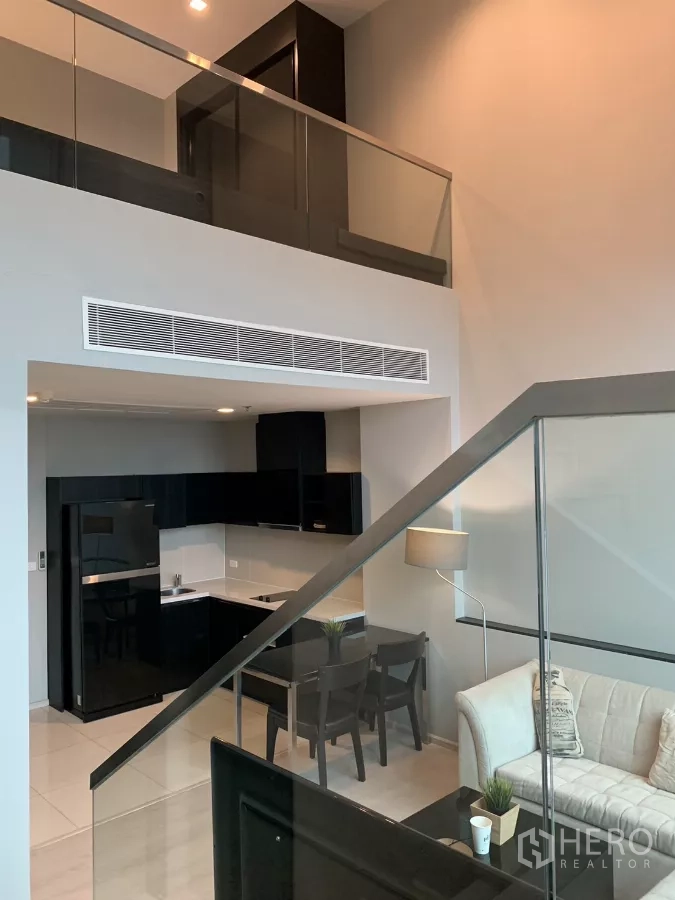 คอนโด ให้เช่าในKhlong Toei, Bangkok - มุมมองชั้นลอย ราวกันตกกระจก เห็นครัวและมุมทานอาหารใต้เพดานสูง