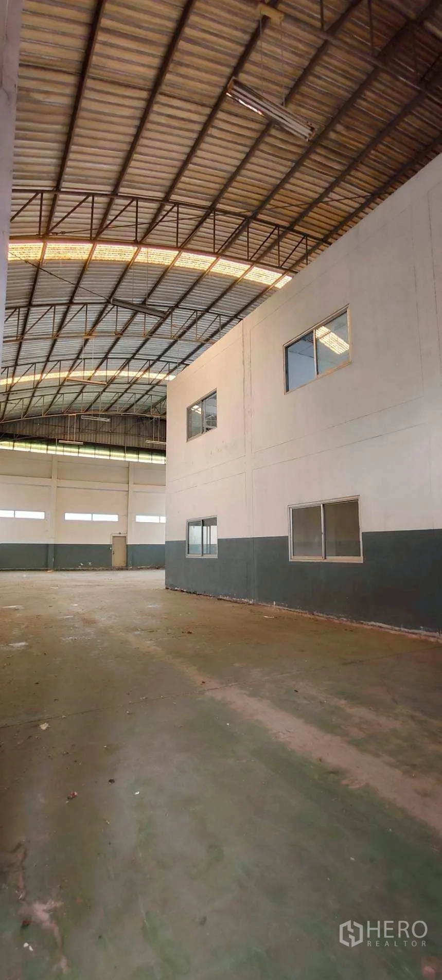 โรงงาน ให้เช่าในKhlong Luang, Pathum Thani - มุมมองเพดานเมทัลชีทโค้ง และพื้นใช้งานกว้าง