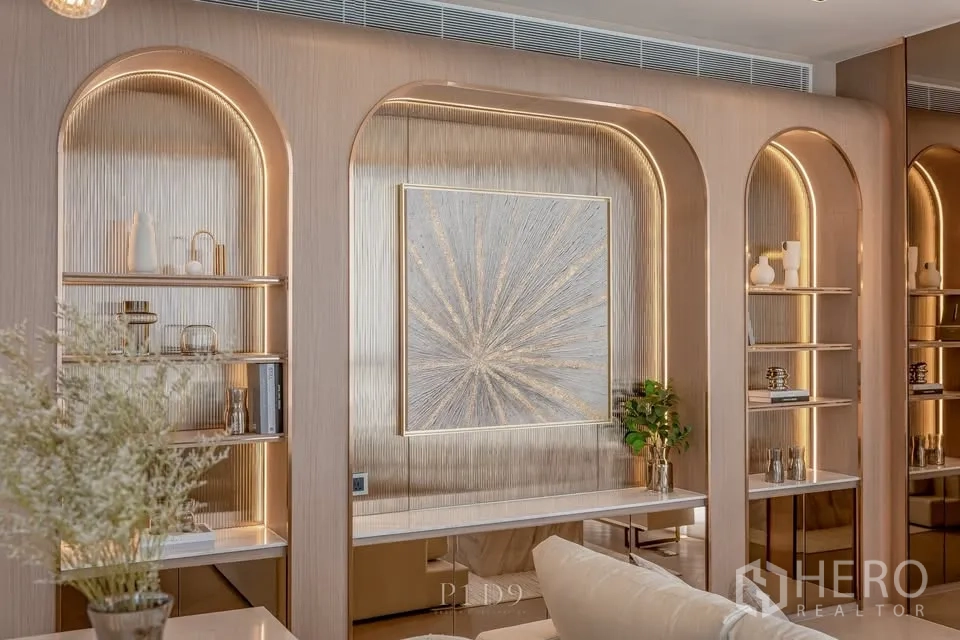 คอนโด for rent in Sathon, Bangkok - ผนังไฮไลท์ซุ้มโค้งพร้อมไฟแบ็คไลท์และชั้นตกแต่ง