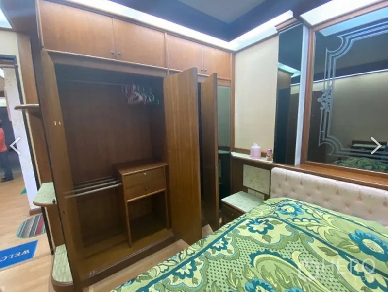 คอนโด ขายในWatthana, Bangkok - ห้องนอนที่สอง ตู้เสื้อผ้าบิวท์อิน โต๊ะข้างเตียง และกระจกเงาโทนไม้