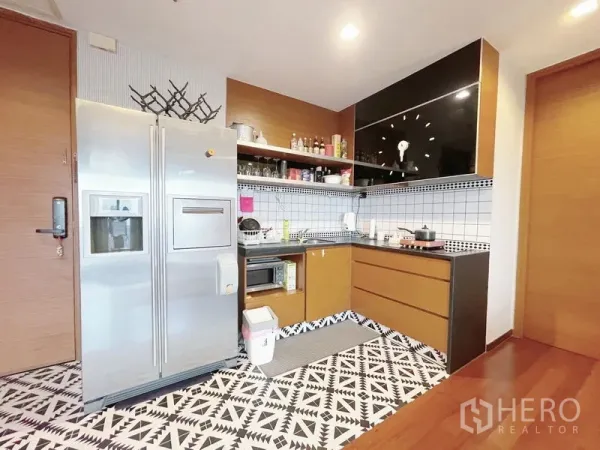 公寓 出售在Khlong Toei, Bangkok - L形实用厨房，双门不锈钢冰箱、开放式搁架与几何花纹地砖。