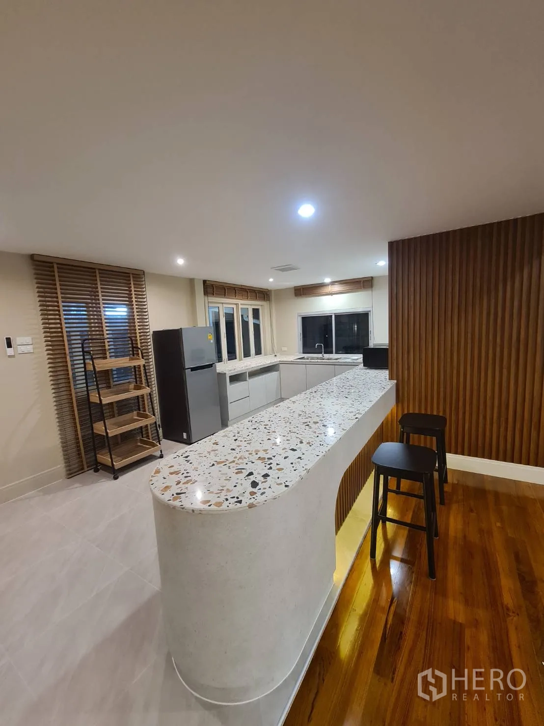 บ้าน ให้เช่าในKhlong Toei, Bangkok - ครัวสมัยใหม่พร้อมไอแลนด์ท็อปเทอราซโซ ที่นั่งบาร์ และตู้เก็บของ