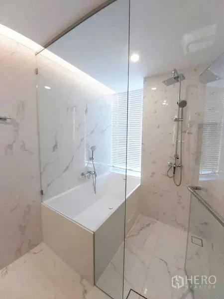 คอนโด ให้เช่าในKhlong Toei, Bangkok - ห้องน้ำพร้อมฉากกั้นกระจก อ่างอาบน้ำ และเรนชาวเวอร์