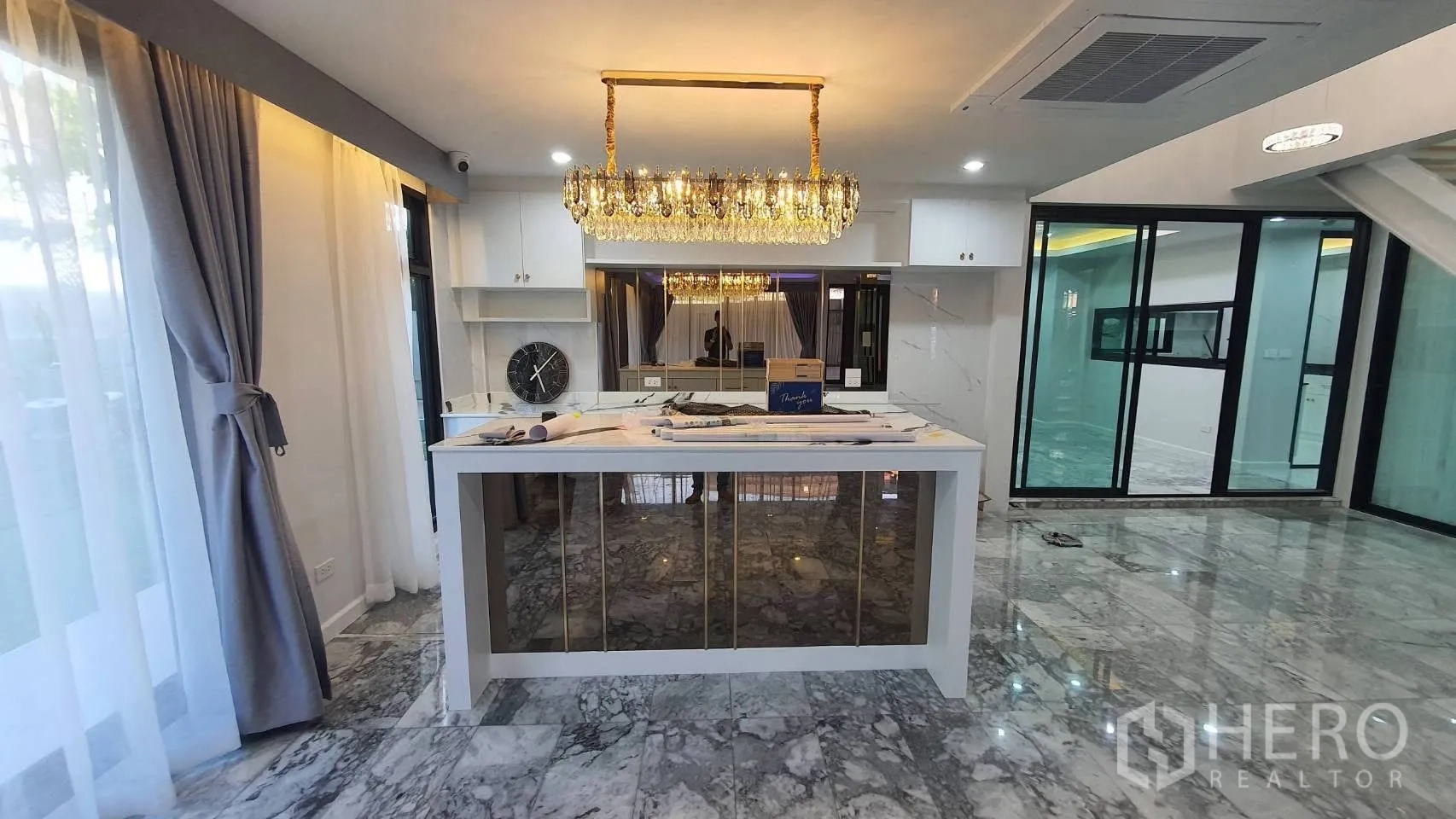 独栋房屋 for rent in Lat Phrao, Bangkok - 宽敞客厅，大理石地面、书架与大窗。