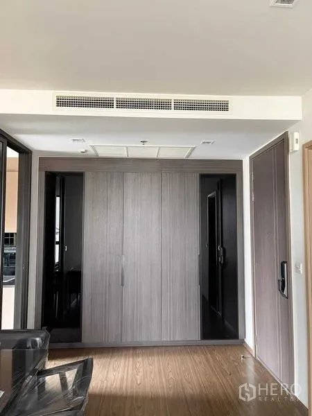 คอนโด ขายในWatthana, Bangkok - โถงทางเข้าพร้อมตู้เสื้อผ้าบิลท์อิน พื้นไม้ และแอร์ฝังฝ้า