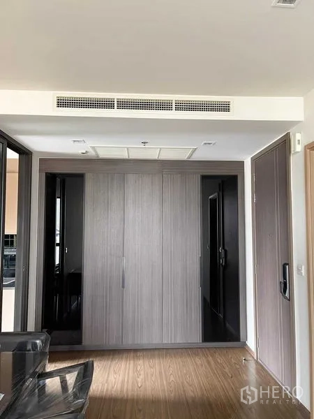 คอนโด ขายในWatthana, Bangkok - โถงทางเข้าพร้อมตู้เสื้อผ้าบิลท์อิน พื้นไม้ และแอร์ฝังฝ้า