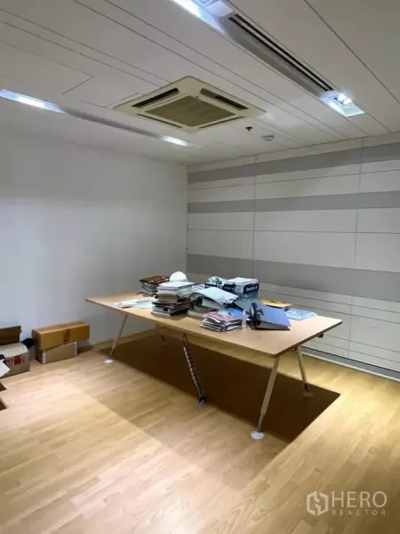 办公空间 出租在Khlong Toei, Bangkok - 私密会议室，木地板与长桌，条纹墙面。