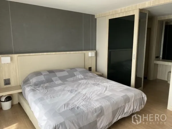 公寓 出租在Bang Rak, Bangkok - 第二卧室，带内置床头与滑门衣柜，旁设梳妆区。