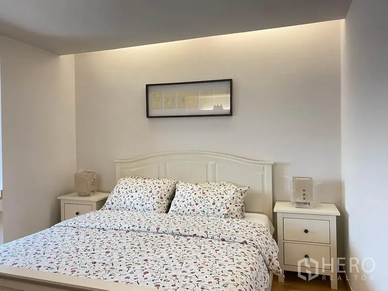 คอนโด ให้เช่าในPhra Khanong, Bangkok - เตียงคิงไซซ์หัวเตียงสีขาว พร้อมโต๊ะข้างและแสงไฟซ่อนในผนัง