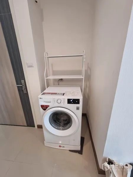 คอนโด ให้เช่าในRatchathewi, Bangkok - มุมน้ำซักผ้า เครื่องซักผ้าฝาหน้า พร้อมชั้นวางสีขาว