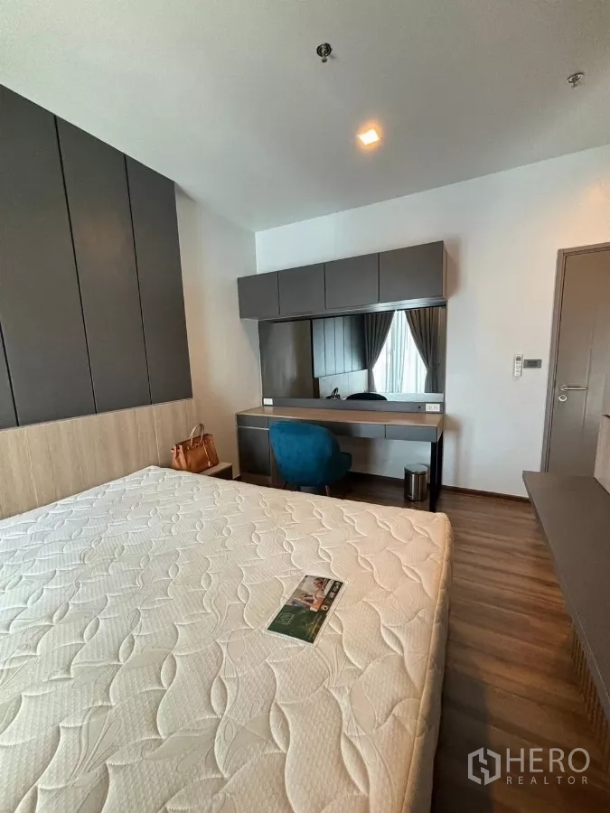 Condominium for rent or sale in Watthana, Bangkok - Spacious bedroom with king-size mattress, mirror and built-in vanity.