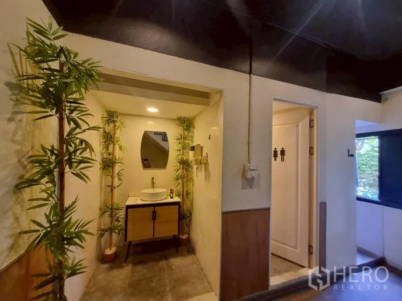 店屋 出租或出售在Watthana, Bangkok - 洗手台壁龛和男女分厕的门。