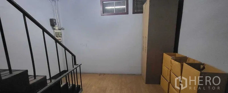 อาคารพาณิชย์ ให้เช่าในKhlong Toei, Bangkok - โถงพักบันได มีหน้าต่างและกล่องเก็บของ