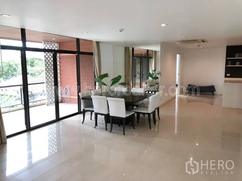 คอนโด ให้เช่าหรือขายในWatthana, Bangkok - ห้องรับประทานอาหารโปร่งสว่าง ผนังกระจกเต็มบาน พร้อมระเบียงกว้าง