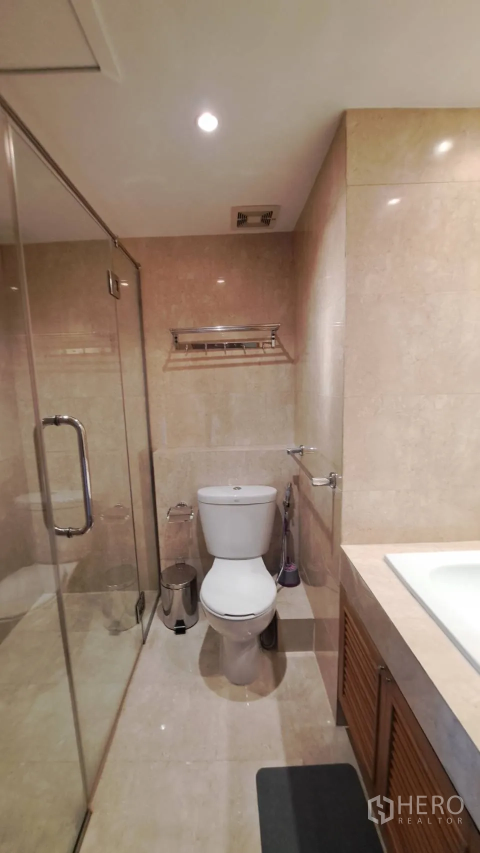 Condominium for rent in Khlong Toei, Bangkok - Shower room and toilet with stainless fixtures and tiled flooring.