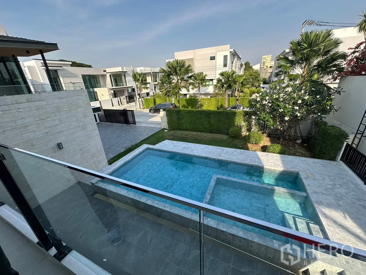 บ้านเดี่ยว for sale in Bang Khen, Bangkok - มุมมองจากระเบียงเห็นสระว่ายน้ำส่วนตัวและบ้านสไตล์โมเดิร์นรอบข้าง