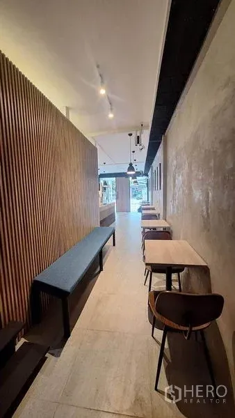 พื้นที่ขายปลีก ให้เช่าในWatthana, Bangkok - ภายในรูปทรงยาวแคบ ผนังไม้ระแนง โต๊ะเก้าอี้ขนาดกะทัดรัดและไฟราง