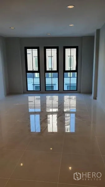 Home Office for rent in Suan Luang, Bangkok - Bright open room with glossy tile floors and four tall windows ideal for office or studio use.