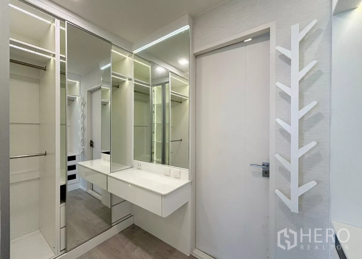บ้าน ให้เช่าหรือขายในPrawet, Bangkok - วอล์กอินคลอเซ็ตของห้องมาสเตอร์ กระจกเต็มบานและโต๊ะเครื่องแป้งสว่าง