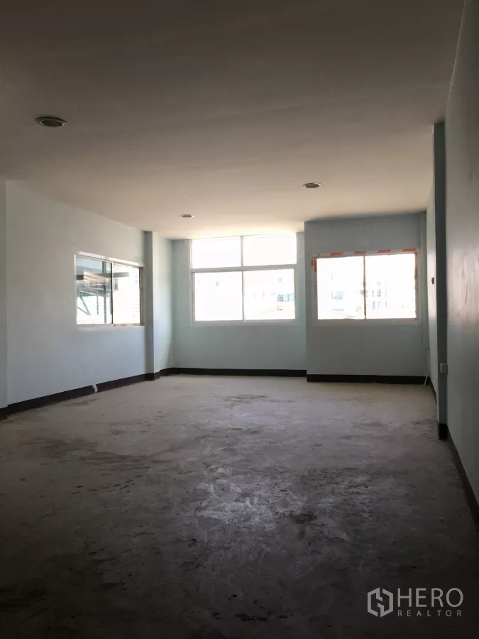 คลังสินค้า ให้เช่าในBueng Kum, Bangkok - ห้องออฟฟิศชั้นบนกว้าง มีหน้าต่างขนาดใหญ่รับแสงธรรมชาติ