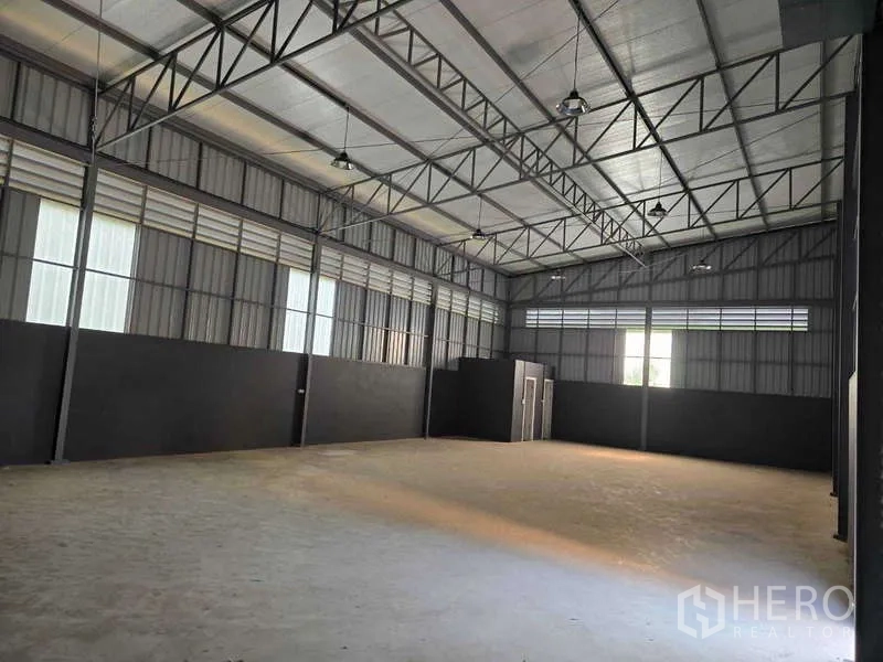 คลังสินค้า ให้เช่าในMueang Samut Sakhon, Samut Sakhon - ฮอลล์โกดังโล่งกว้าง ผนังเมทัลชีท หลังคาทรัส และห้องบริการ