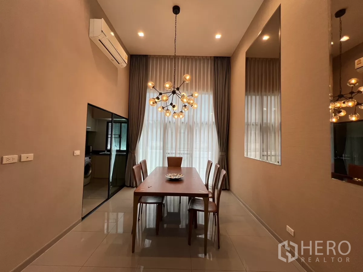 ทาวน์เฮาส์ ให้เช่าในSuan Luang, Bangkok - มุมมองจากห้องทานอาหารไปยังประตูกระจกครัวและกระจกตกแต่ง ใต้เพดานสูง