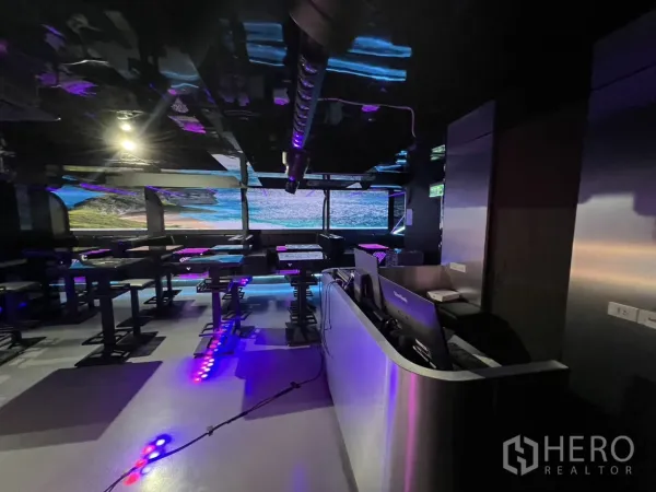 零售空间 出租在Watthana, Bangkok - 前台或收银台面对座位区与全景LED屏。