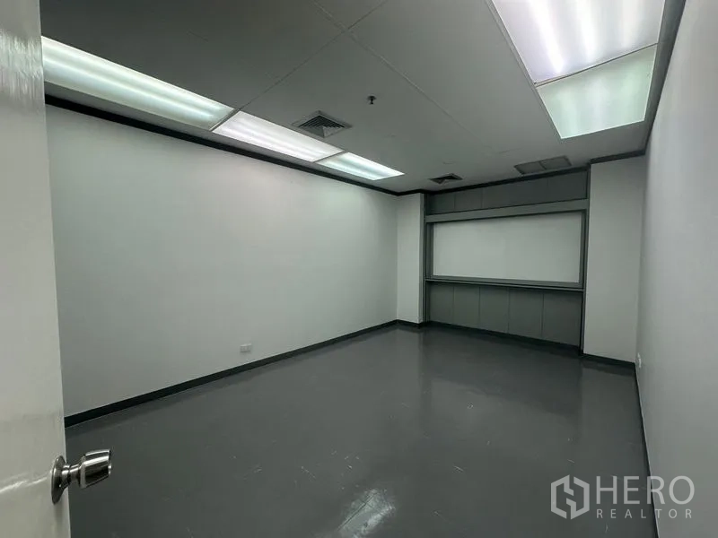 สำนักงาน ให้เช่าในYan Nawa, Bangkok - ห้องประชุมปิดทึบ มีไฟดาวน์ไลท์ ช่องระบายอากาศ และชั้นวางบิวท์อิน