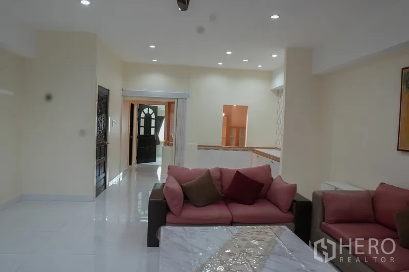 สำนักงานที่บ้าน ให้เช่า - ห้องนั่งเล่นมองไปทางประตูและช่องเสิร์ฟครัว ข้างชุดโซฟา